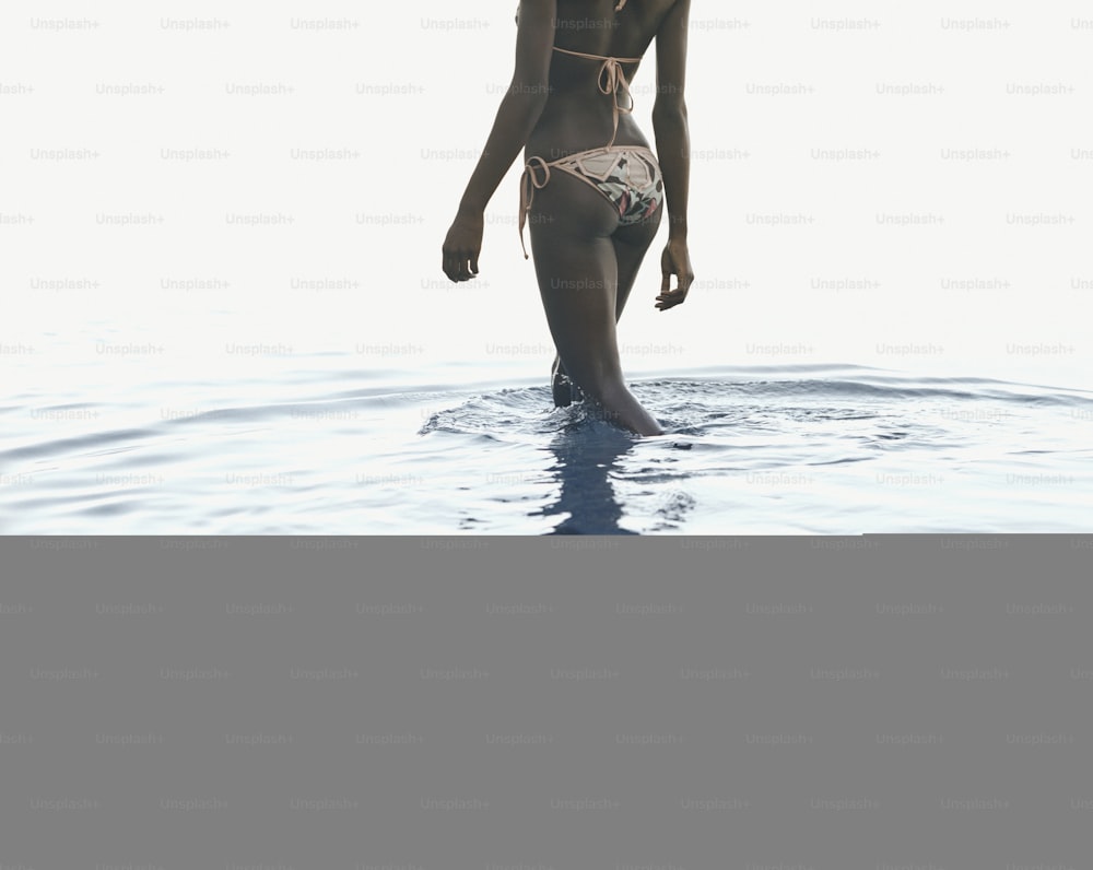 Una mujer en bikini parada en el agua