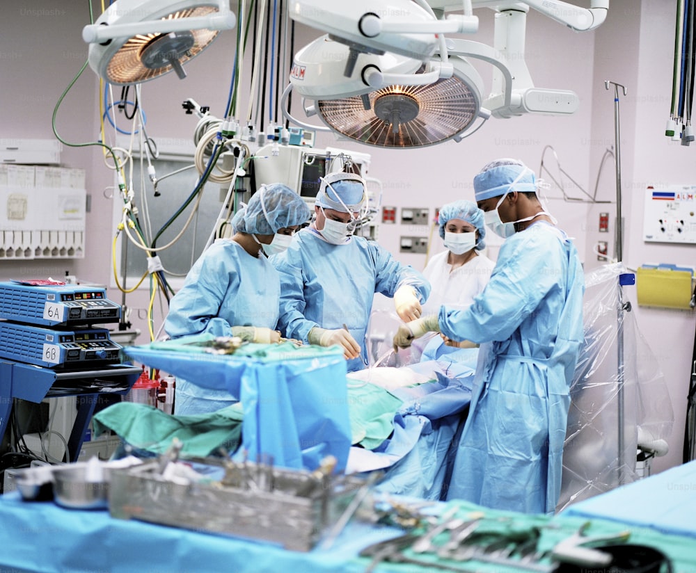 um grupo de médicos realizando cirurgias em um hospital