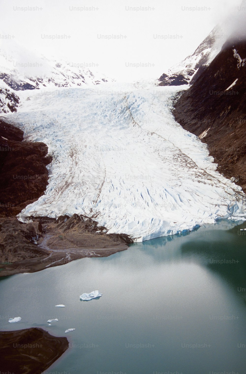 Ein großer Gletscher an der Seite eines Berges