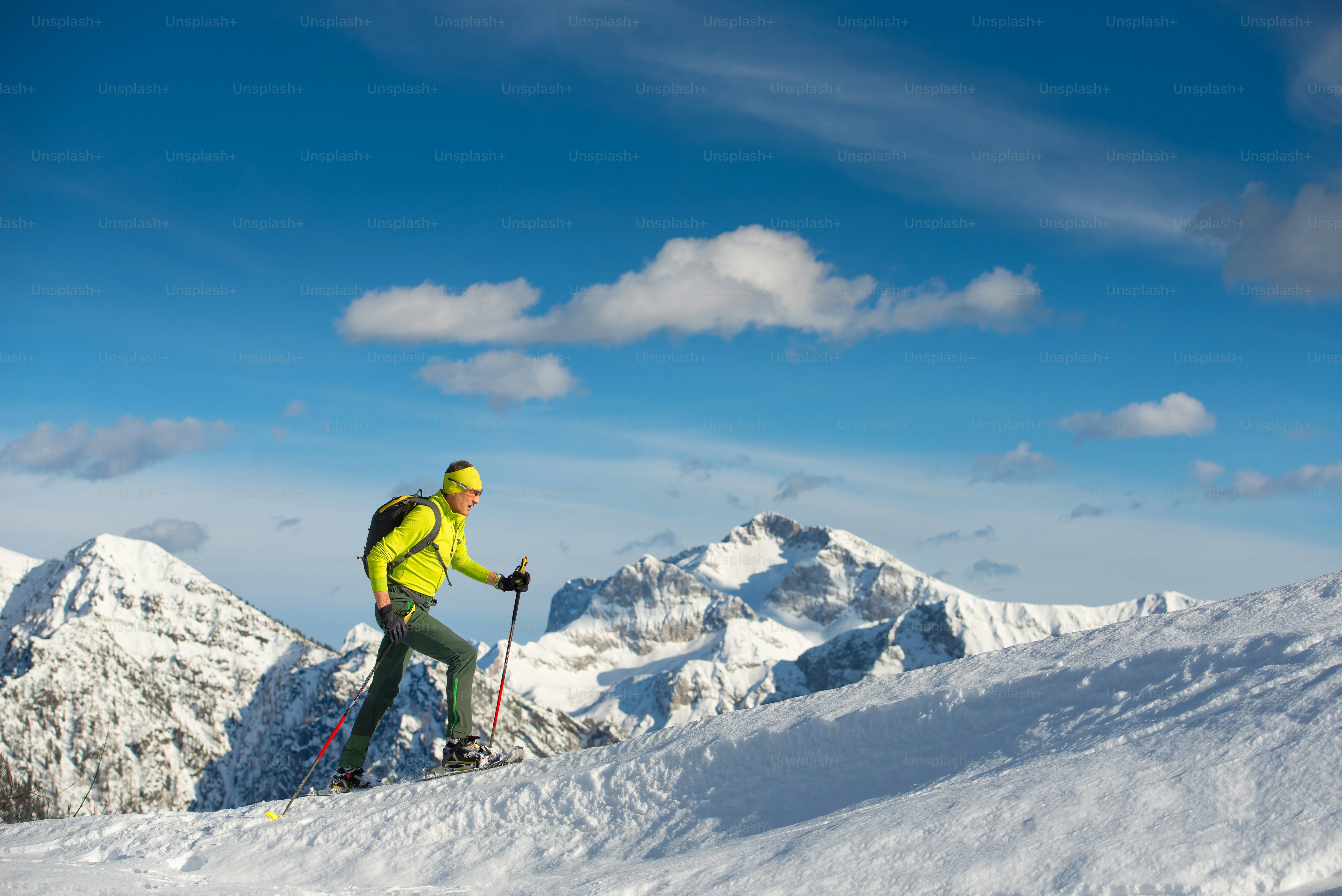 Mann Schneeschuhwandern in den Bergen