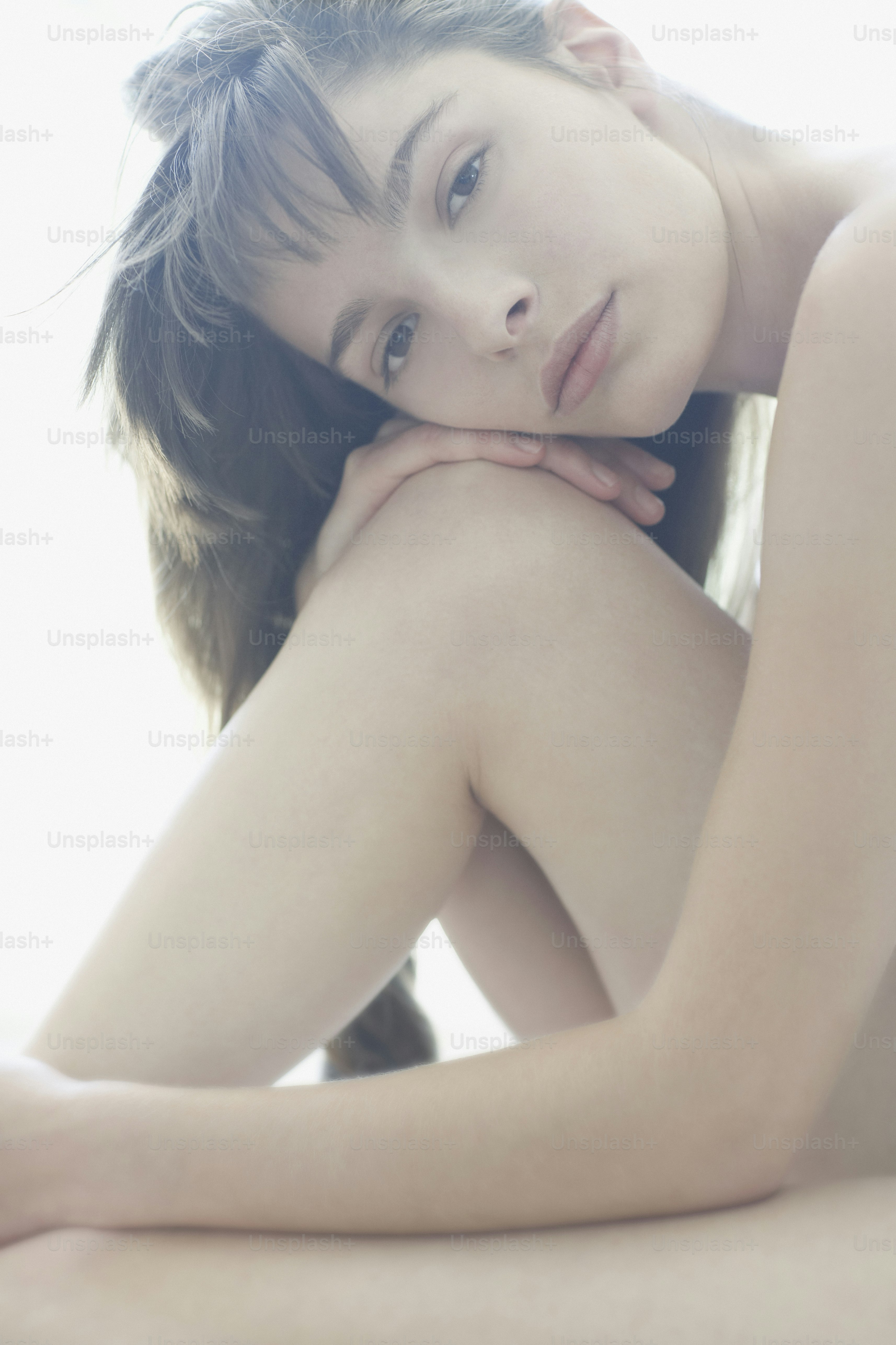 Une femme nue pose pour une photo