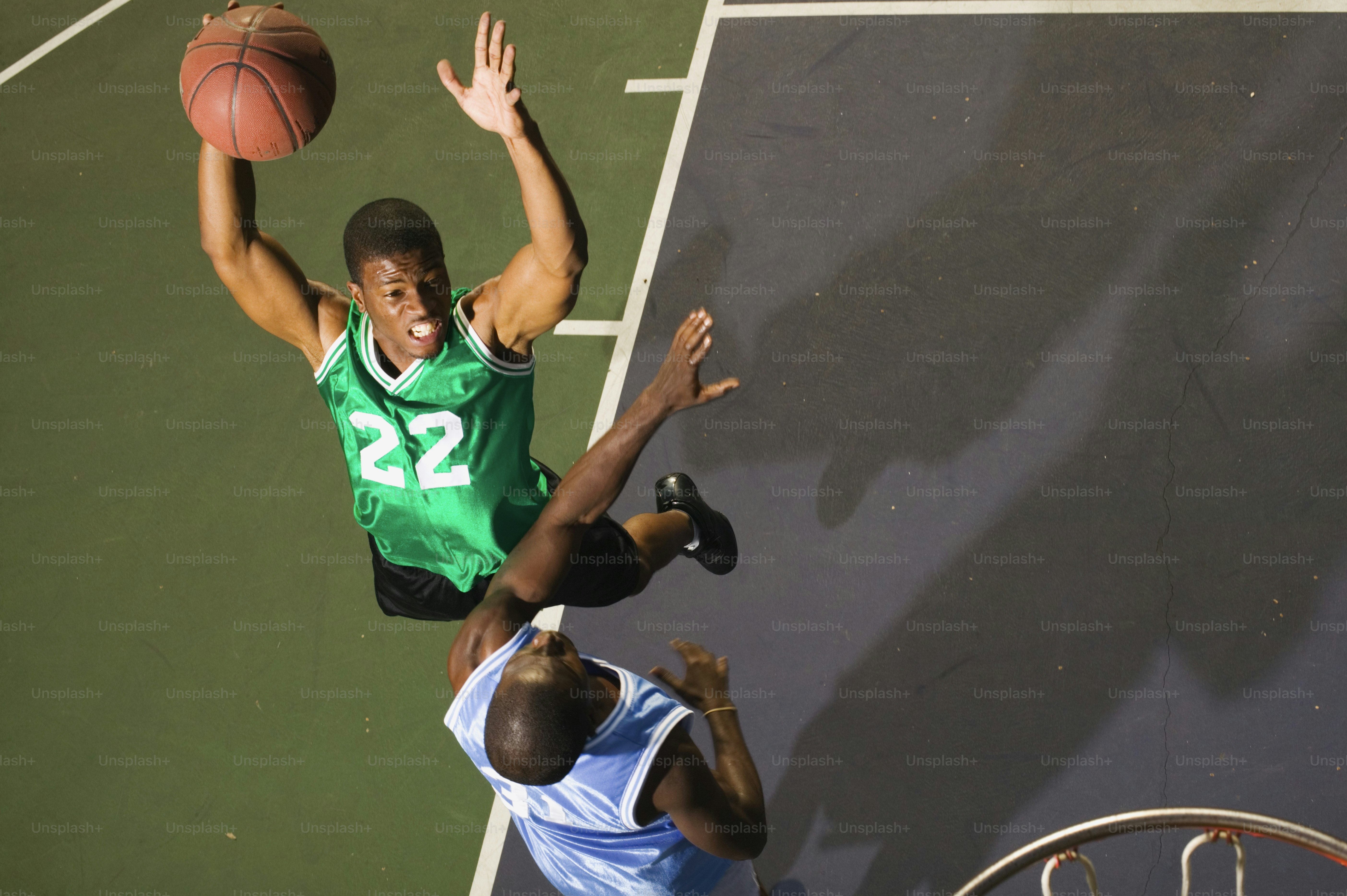 Dua pria bermain bola basket di lapangan basket