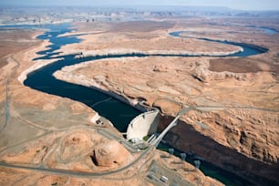 Una vista aérea de una presa en medio del desierto