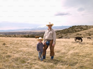 Pai e filho no campo em Big Timber, Montana verificando a saúde dos cavalos no rancho 