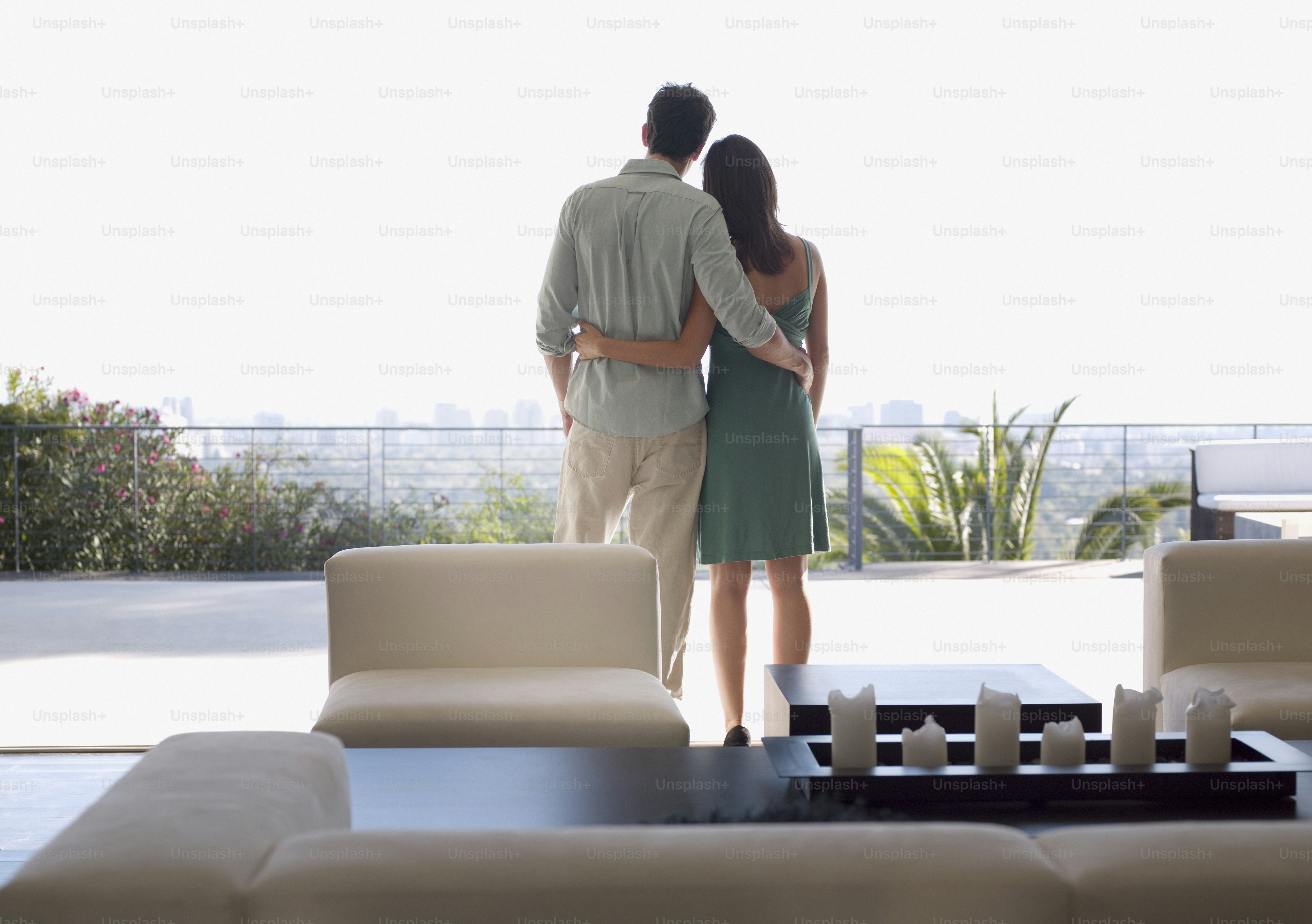 Un hombre y una mujer parados en una sala de estar