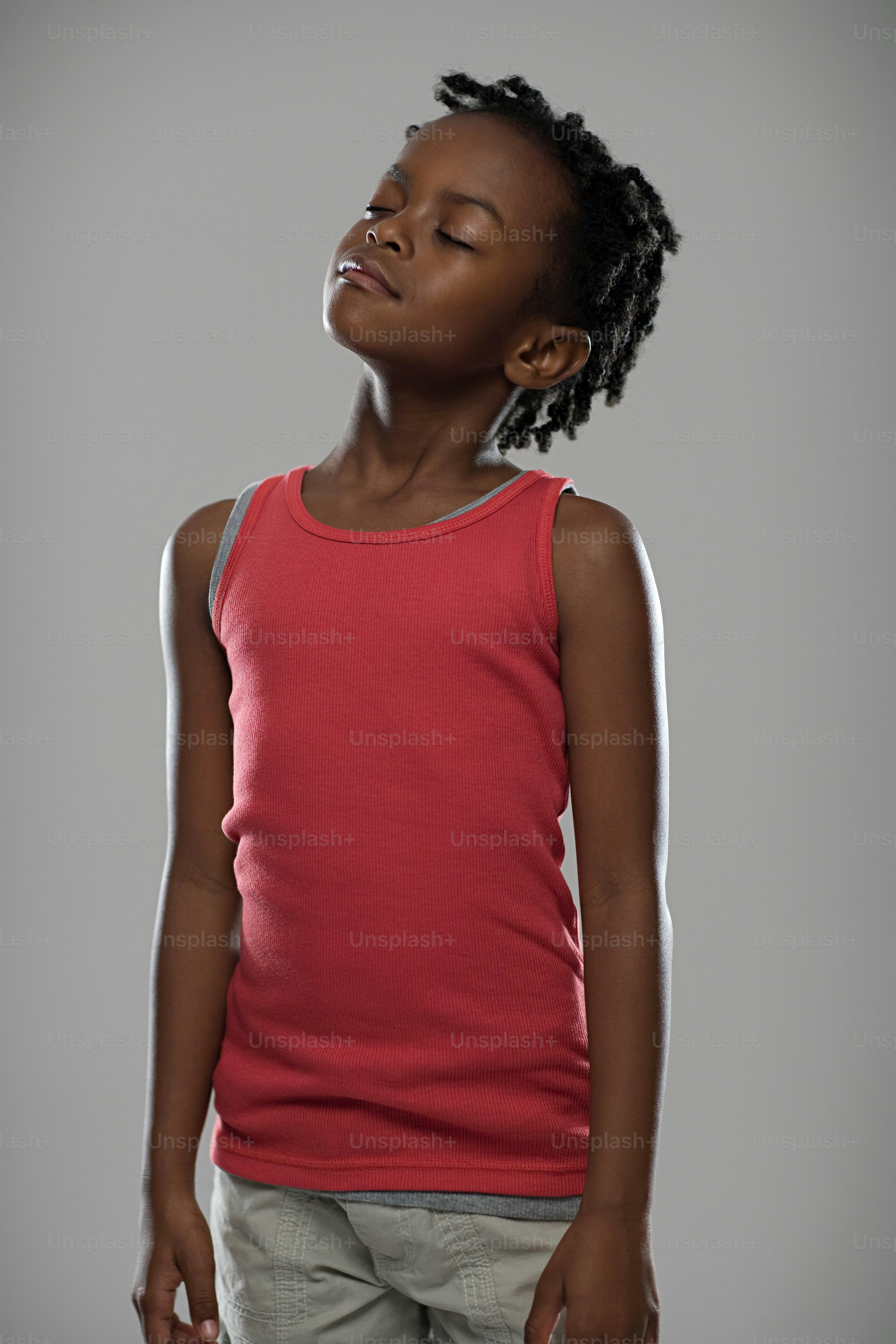 빨간 셔츠를 입은 어린 소녀가 올려다보고 있다 사진 – Unsplash의 초상 이미지, image size:3000x4500