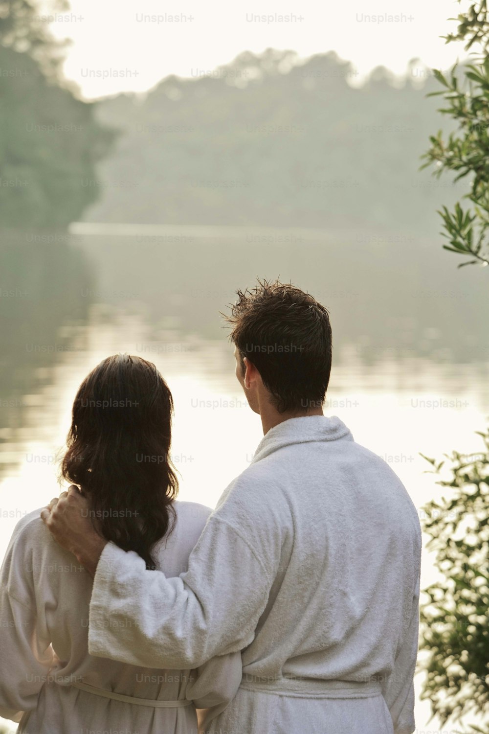 Ein Mann und eine Frau, die neben einem Gewässer stehen