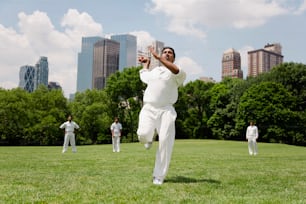 Un grupo de hombres de blanco jugando un partido de cricket