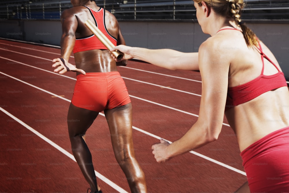 Eine Frau in einem roten Sport-BH macht sich bereit zum Laufen