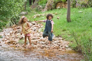 Un par de niños jugando en un poco de agua