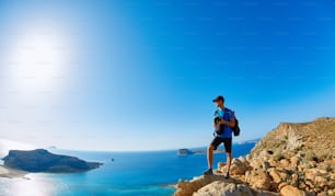 vista panorâmica na praia de Balos, Creta, Grécia. Homem, viajante e fotógrafo está no penhasco