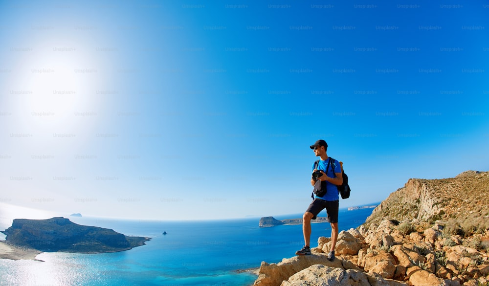 vista panorámica de la playa de Balos, Creta, Grecia. Hombre, viajero y fotógrafo en el acantilado