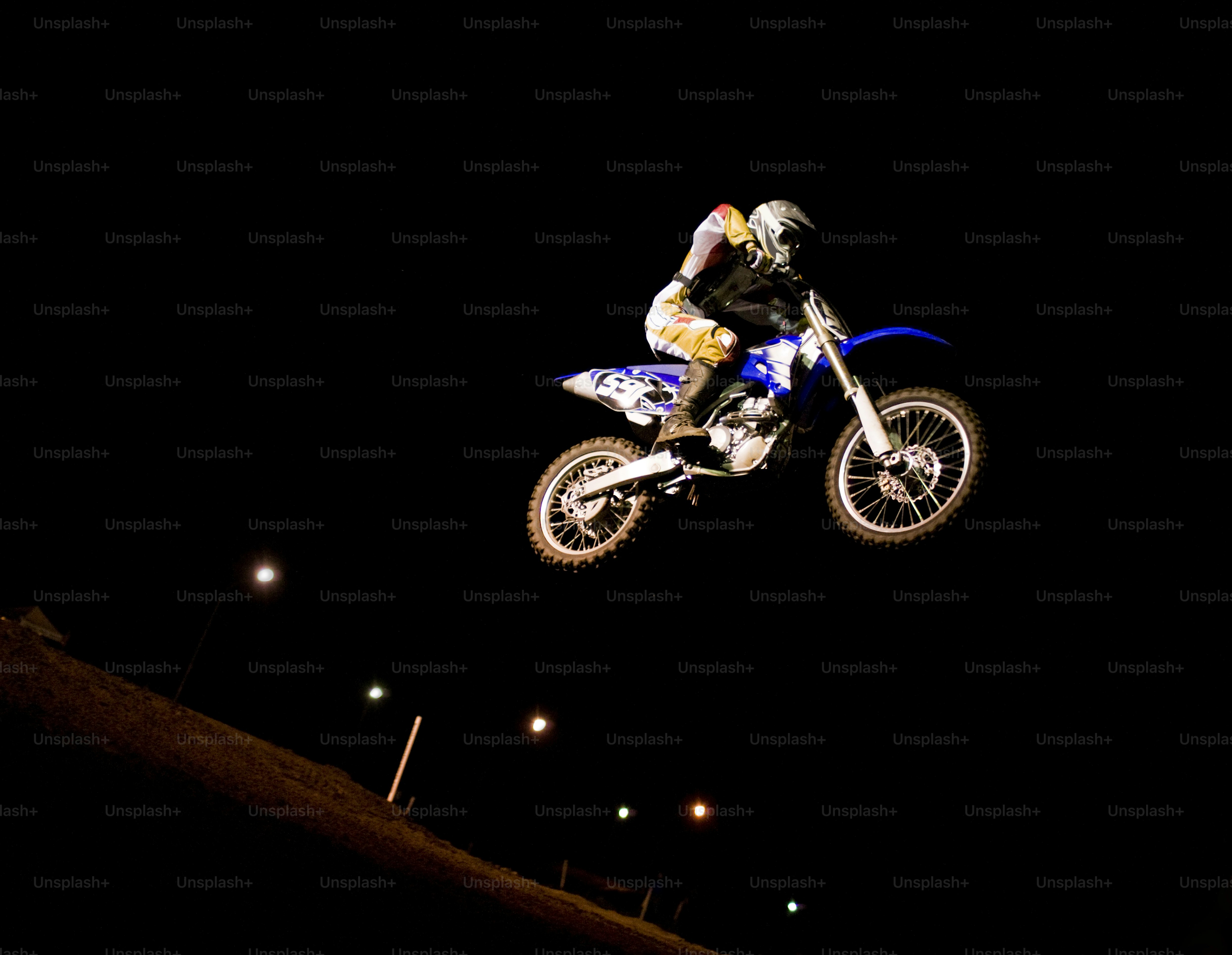 Eine Person auf einem Dirtbike in der Luft