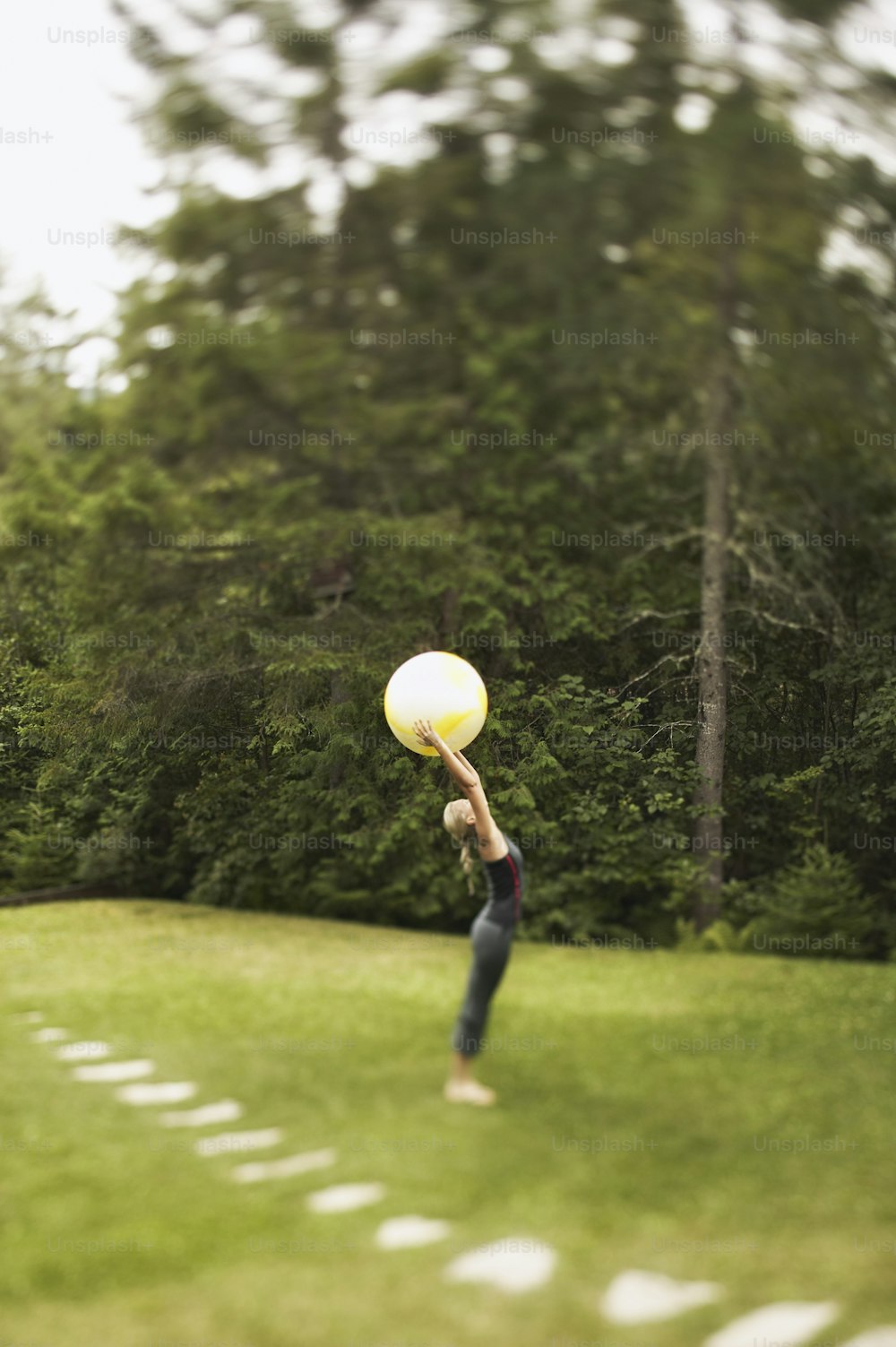 Una persona in un campo con un frisbee