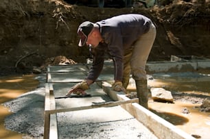 Un hombre está trabajando en un proyecto de construcción