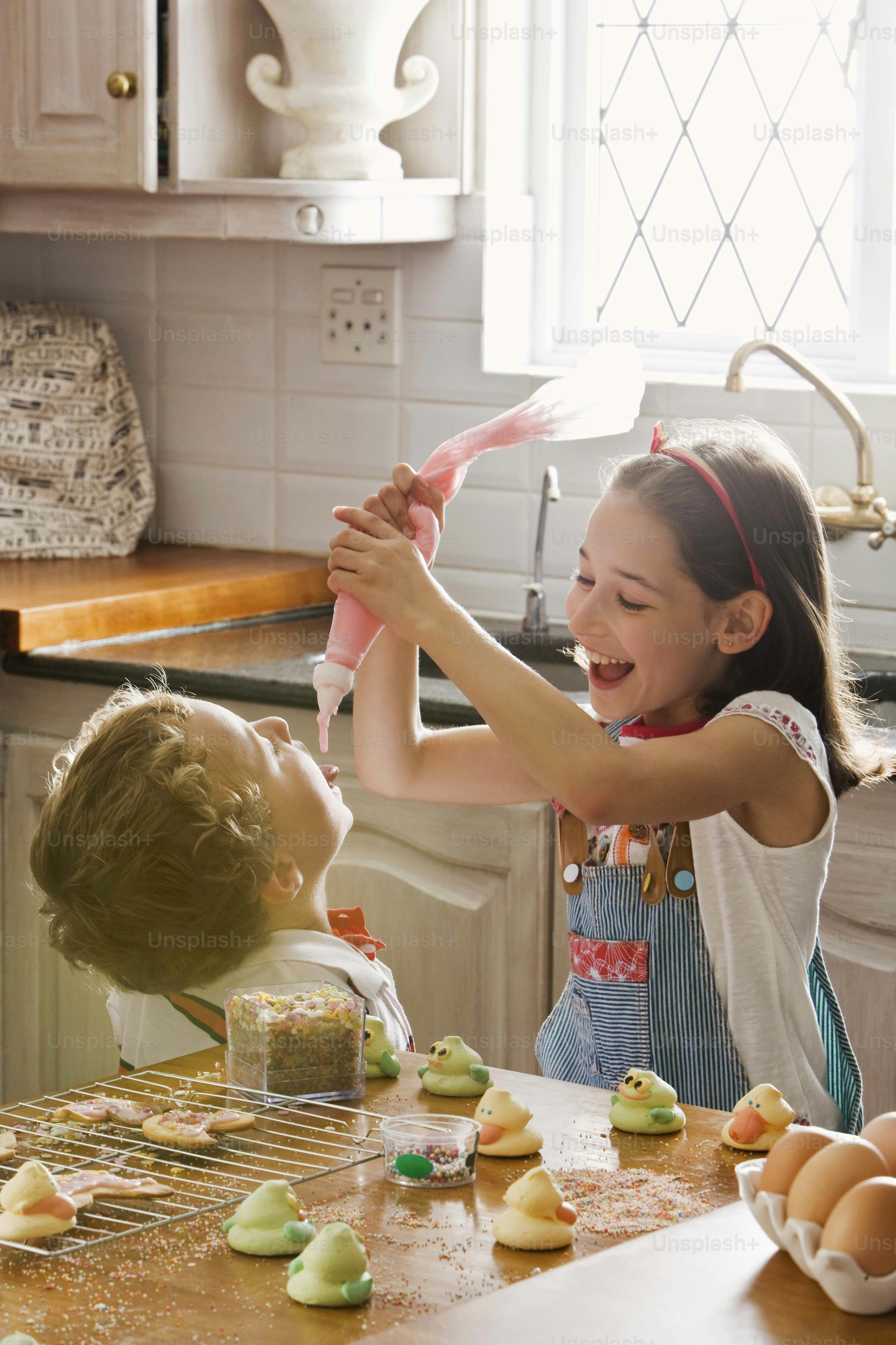 Seorang gadis kecil sedang bermain dengan boneka di dapur