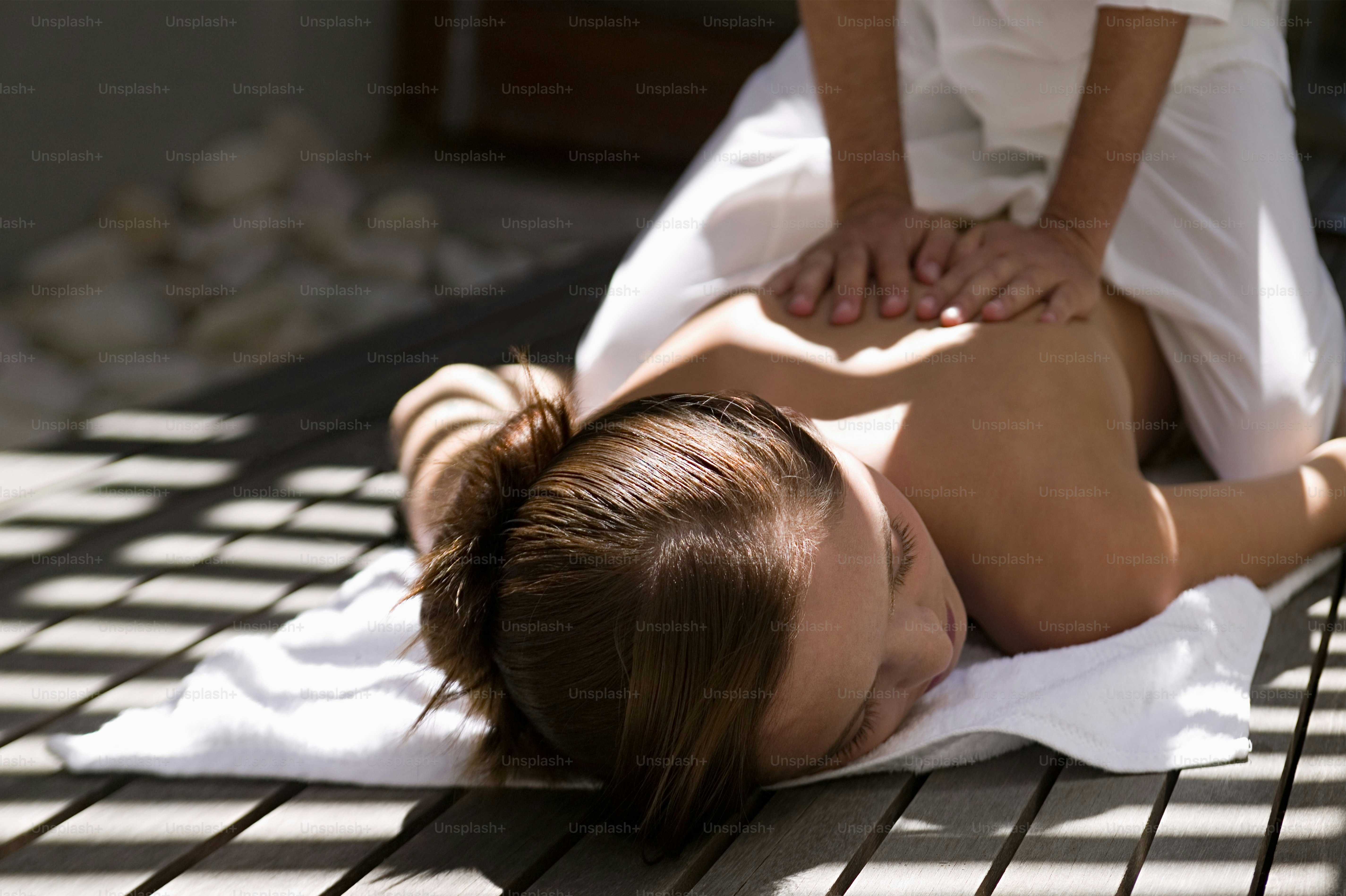 Seorang wanita mendapatkan pijatan punggung di spa