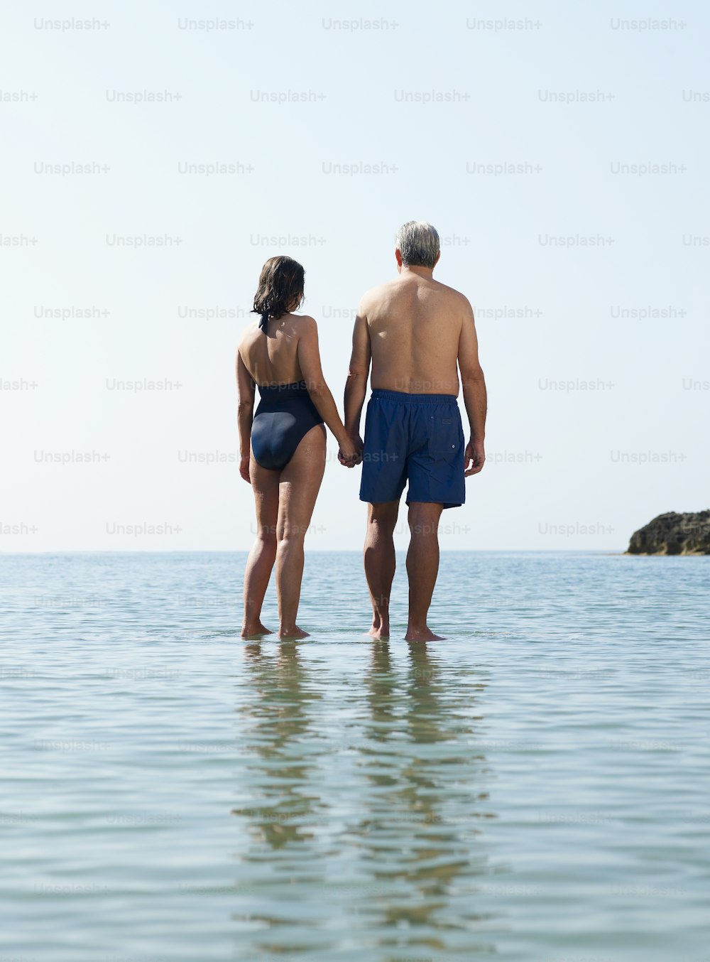Un hombre y una mujer están parados en el agua