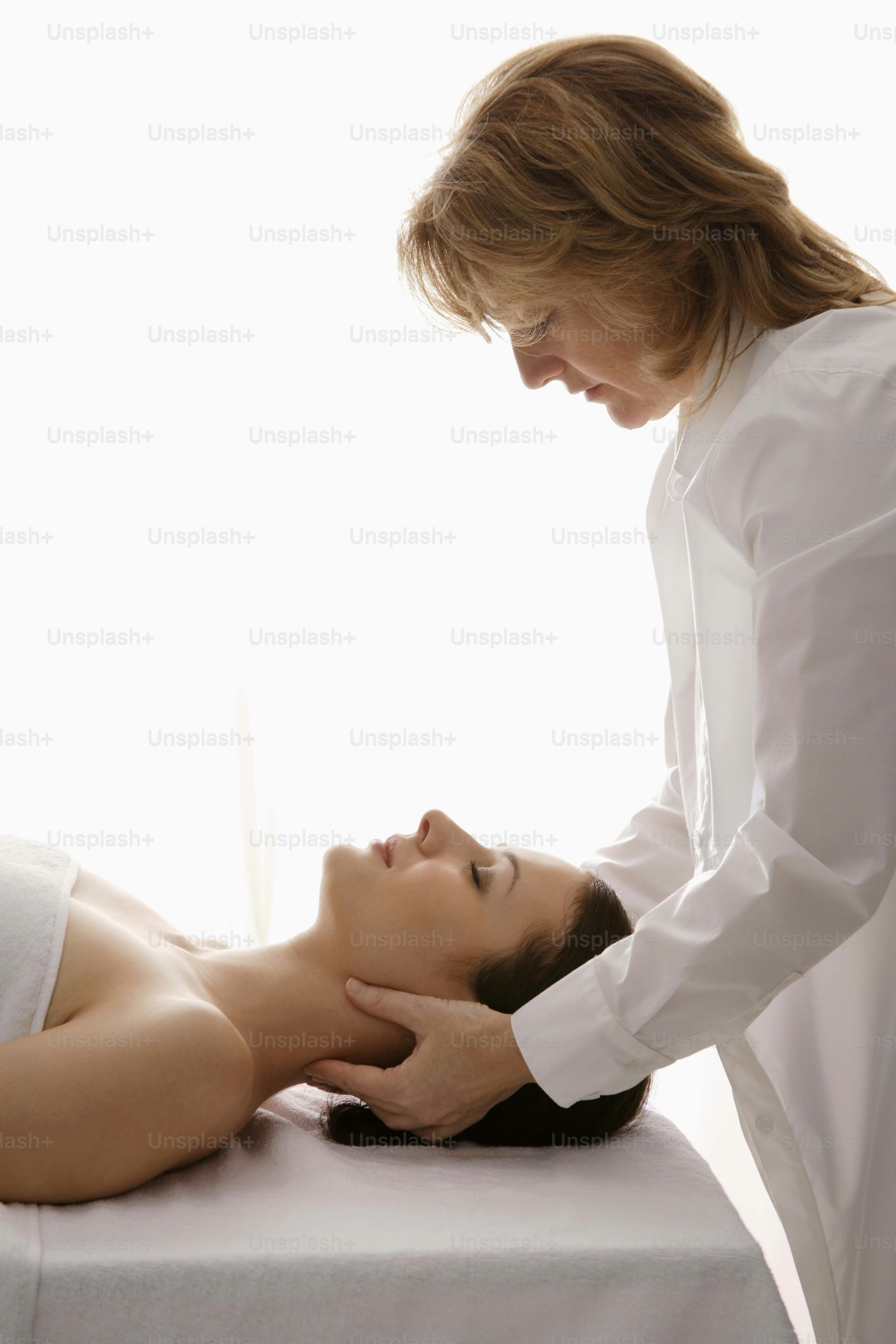 una donna che riceve un massaggio in una spa