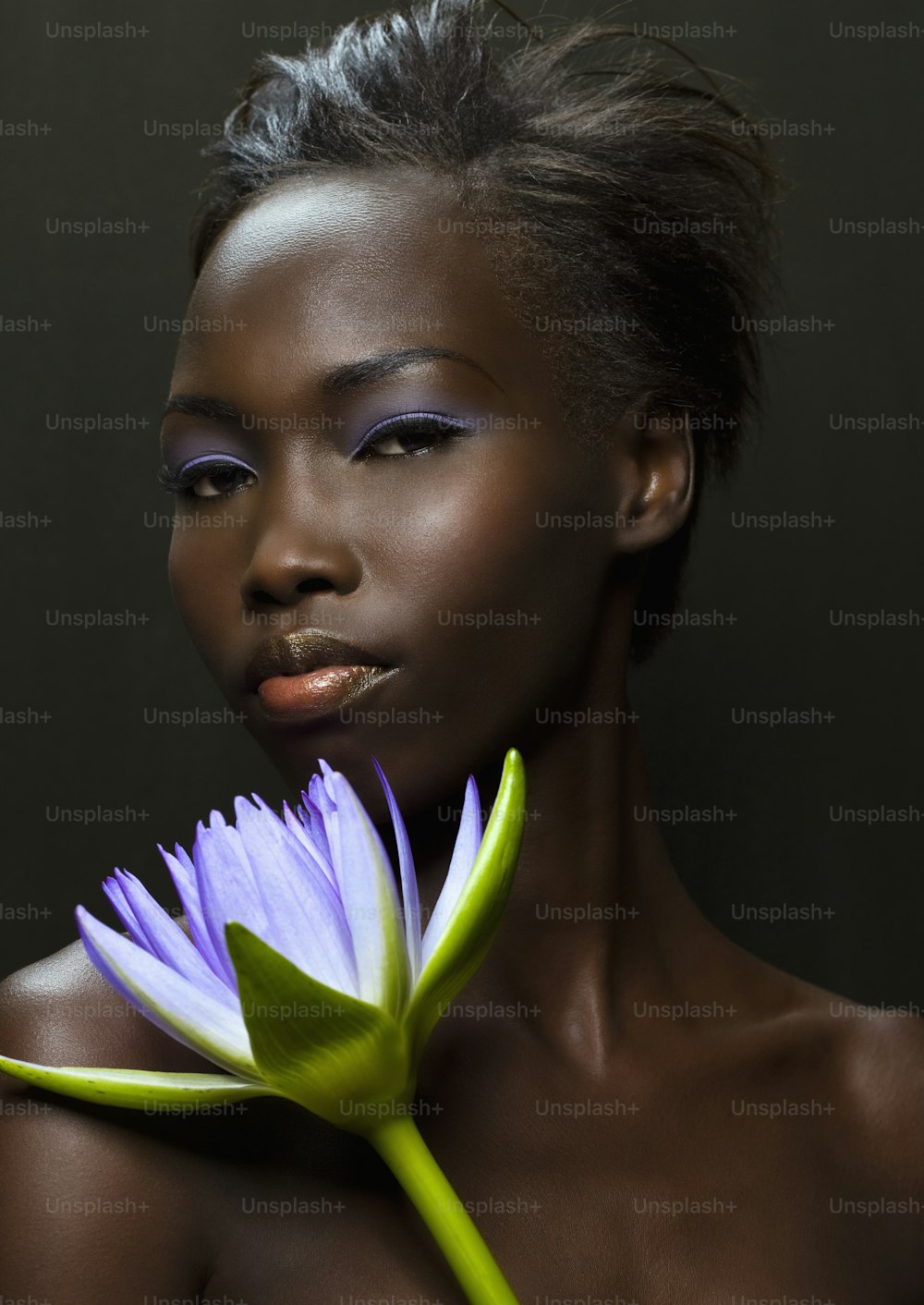 Mujer afroamericana con flor de loto púrpura