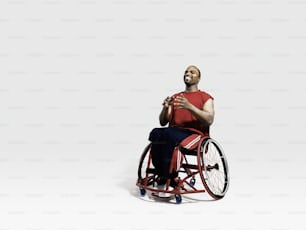 Un hombre en una silla de ruedas con las manos juntas