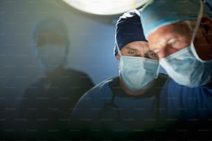 Ein Mann, der eine chirurgische Maske trägt und einen anderen Mann ansieht