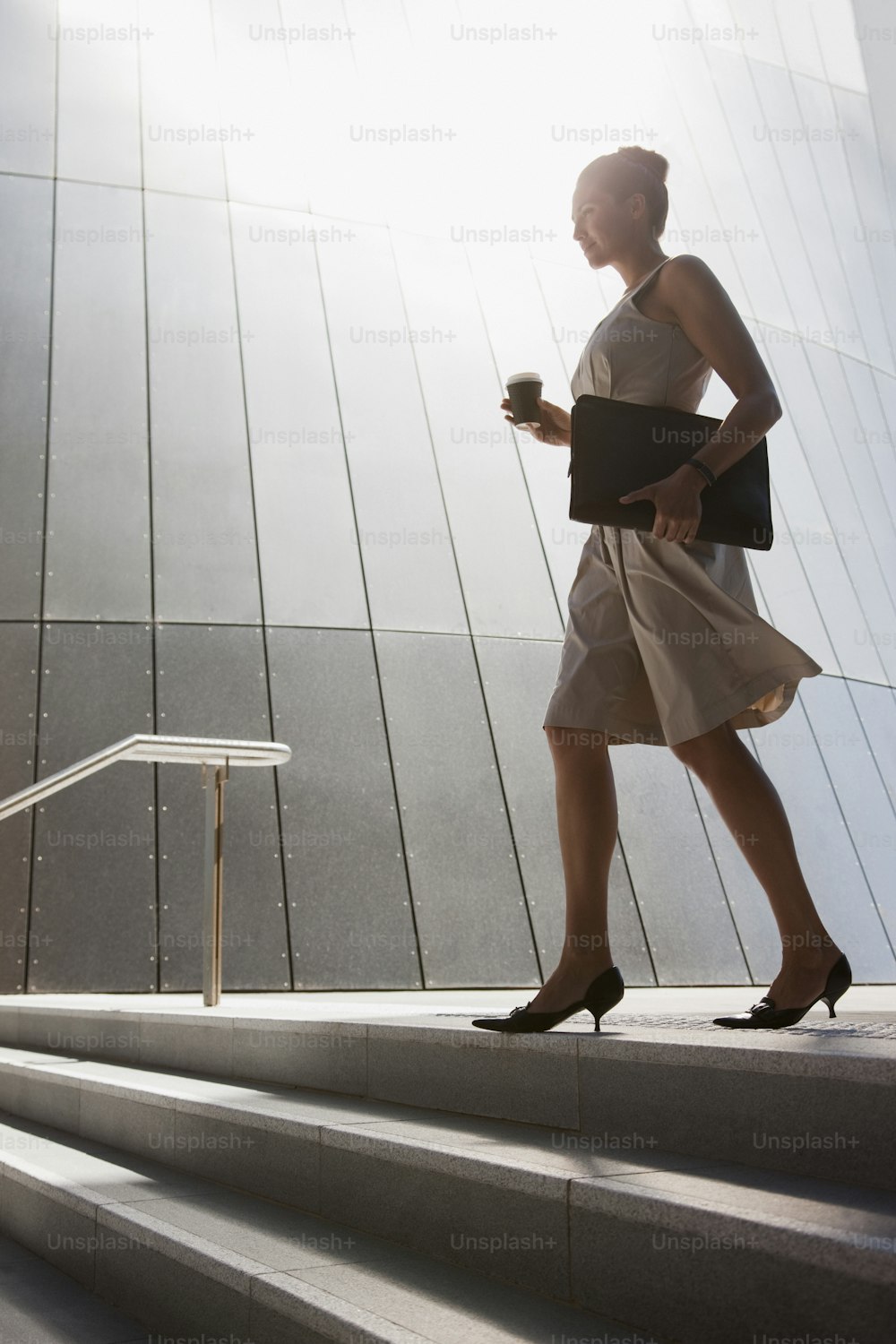 Una mujer bajando un tramo de escaleras