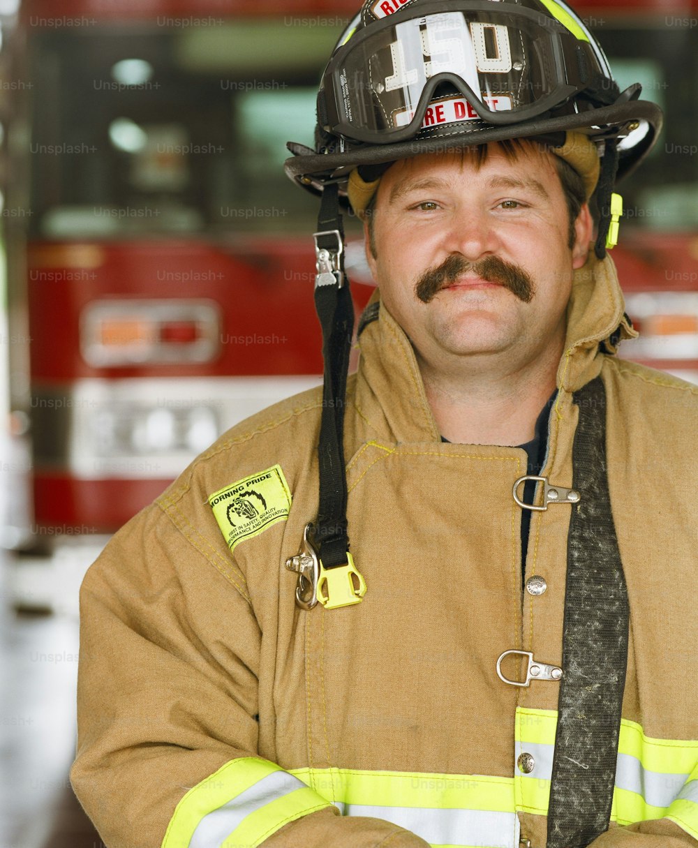 un uomo che indossa un casco da pompiere e una cravatta