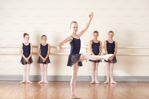 Eine Gruppe junger Ballerinas, die in einer Reihe stehen