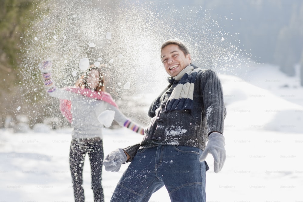 Un homme et une femme jouant dans la neige