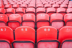 rangées de sièges rouges avec des numéros