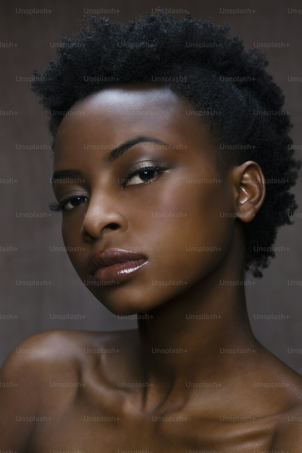 Mulher afro-americana com pele impecável