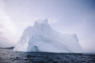 Un gran iceberg flotando en medio del océano