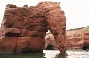 Una gran formación rocosa en medio de un cuerpo de agua