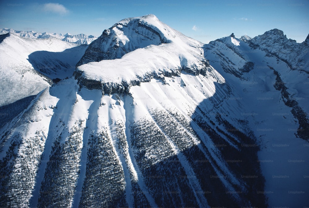 Una montagna coperta di neve con uno sfondo del cielo