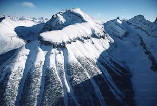 Una montaña cubierta de nieve con un cielo de fondo