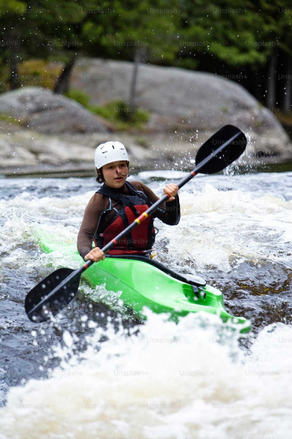 une personne en kayak pagayant sur une rivière