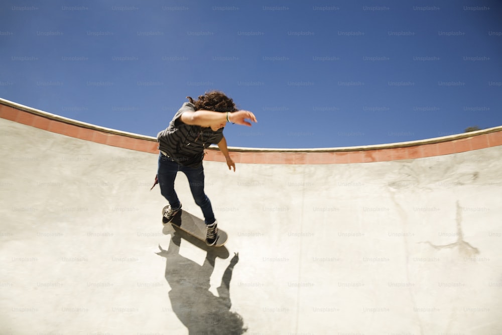 Un uomo che cavalca uno skateboard sul lato di una rampa