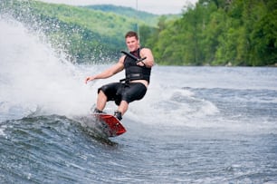 Un hombre en una tabla de surf en el agua