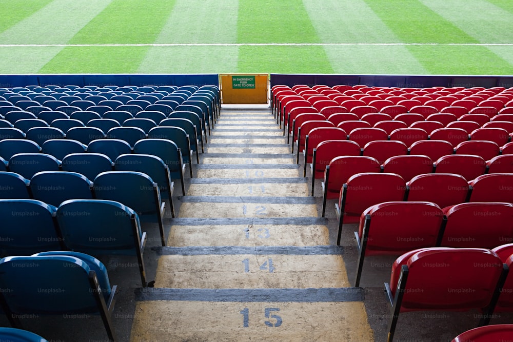 um estádio cheio de muitas cadeiras vermelhas e azuis