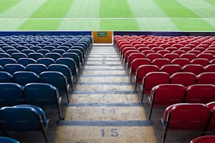 um estádio cheio de muitas cadeiras vermelhas e azuis