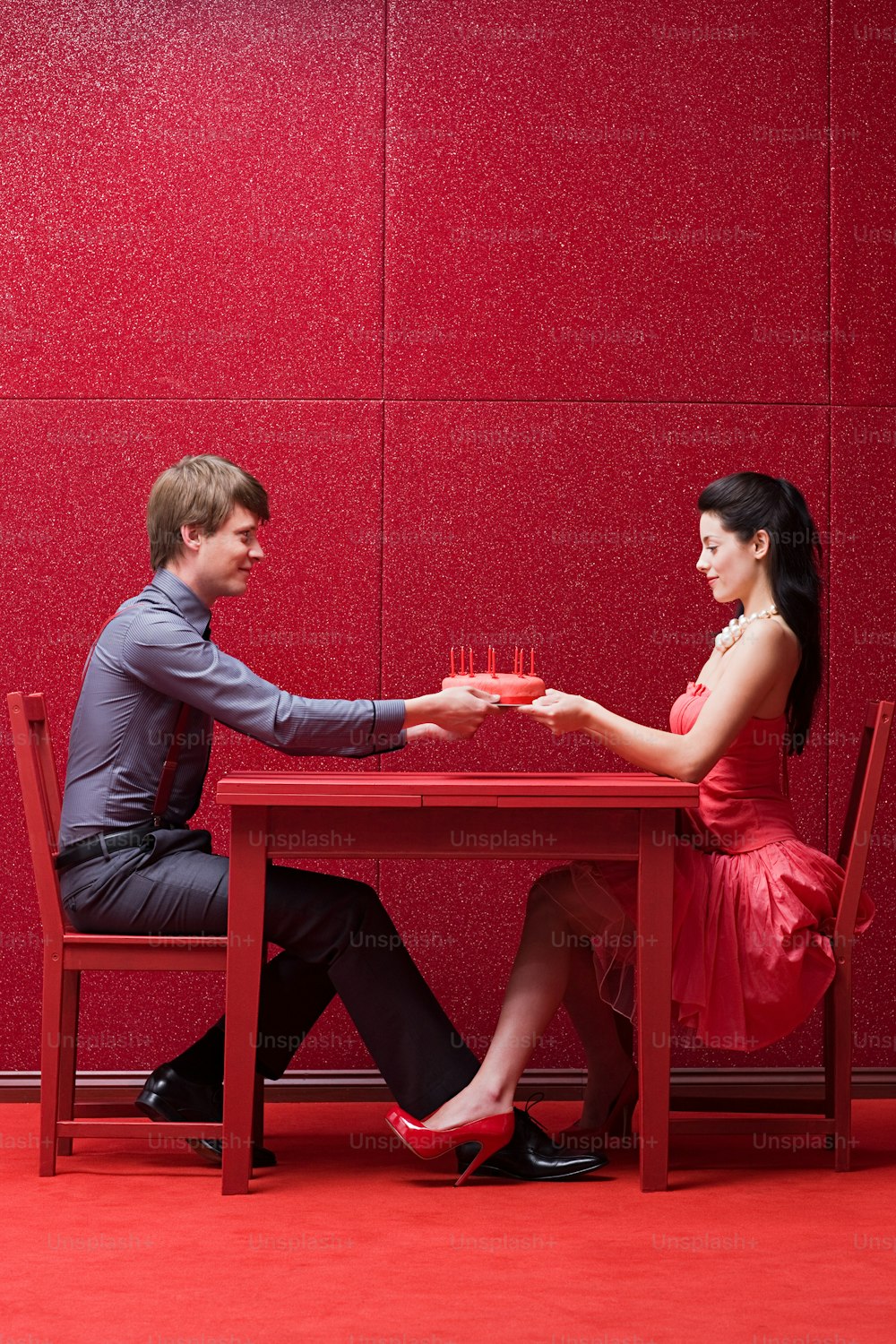 한 남자와 한 여자가 식탁에 앉아 있다