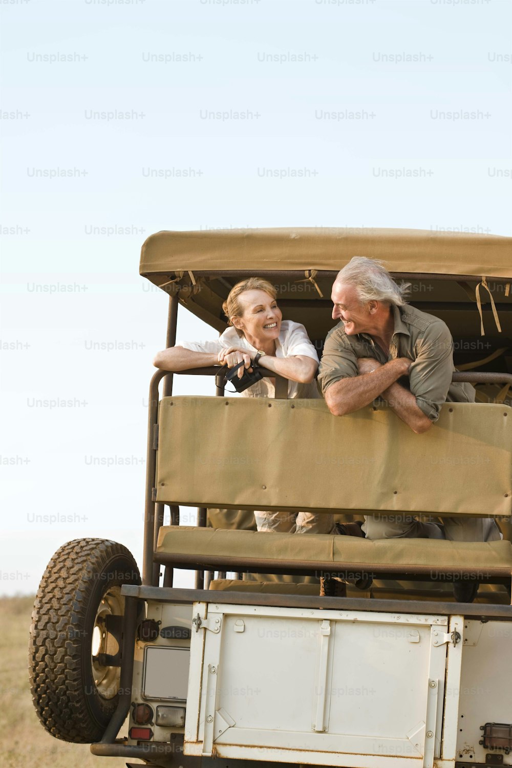 Un homme et une femme à l’arrière d’un camion