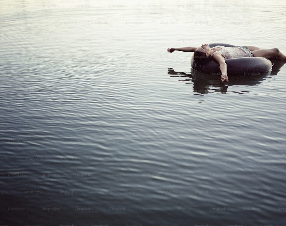 Una mujer flotando sobre un cuerpo de agua