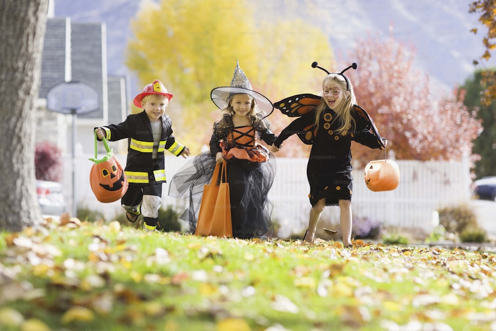 Un gruppo di bambini vestiti con costumi di Halloween