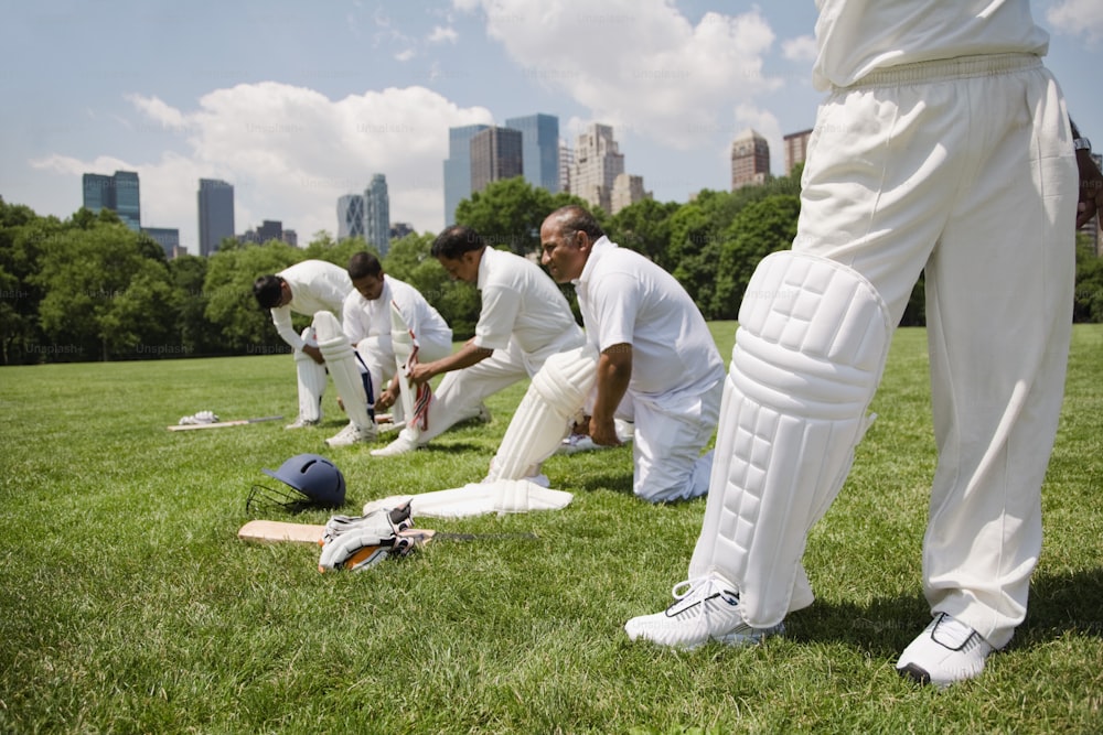 um grupo de homens jogando uma partida de críquete