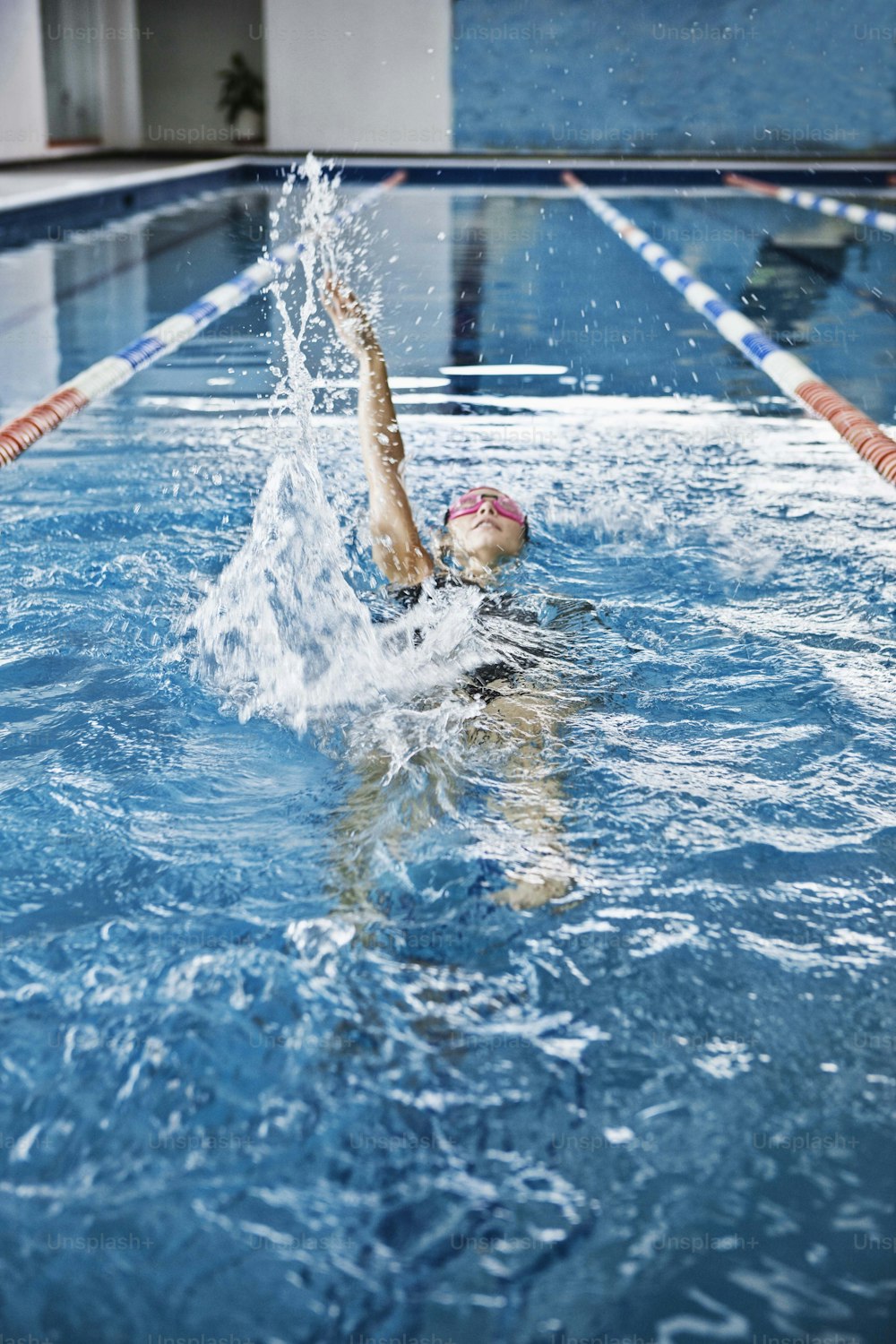una persona nadando en una piscina de agua