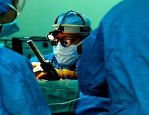 Un grupo de médicos en batas operando a un paciente