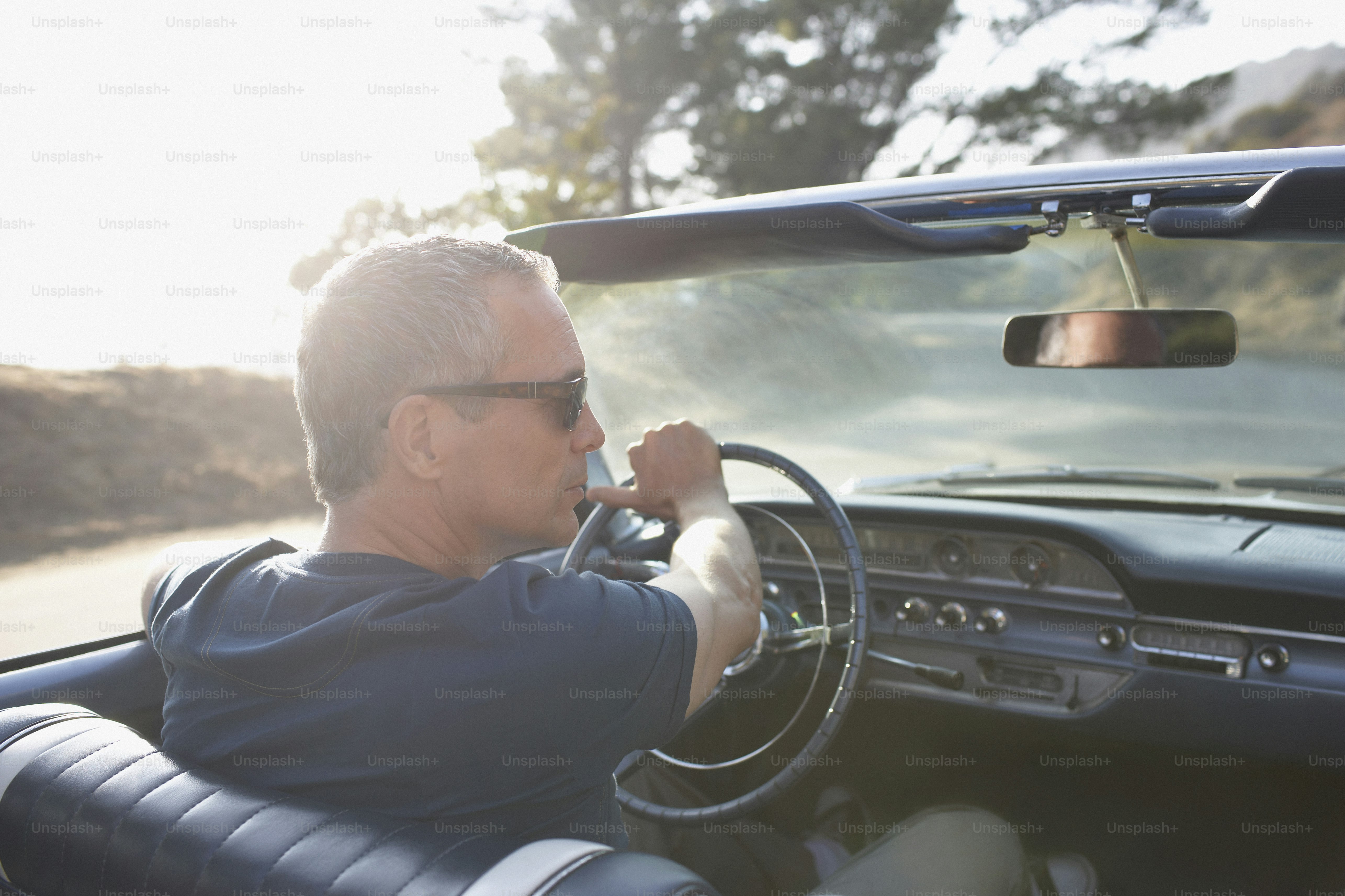 Un hombre conduciendo un coche en la carretera