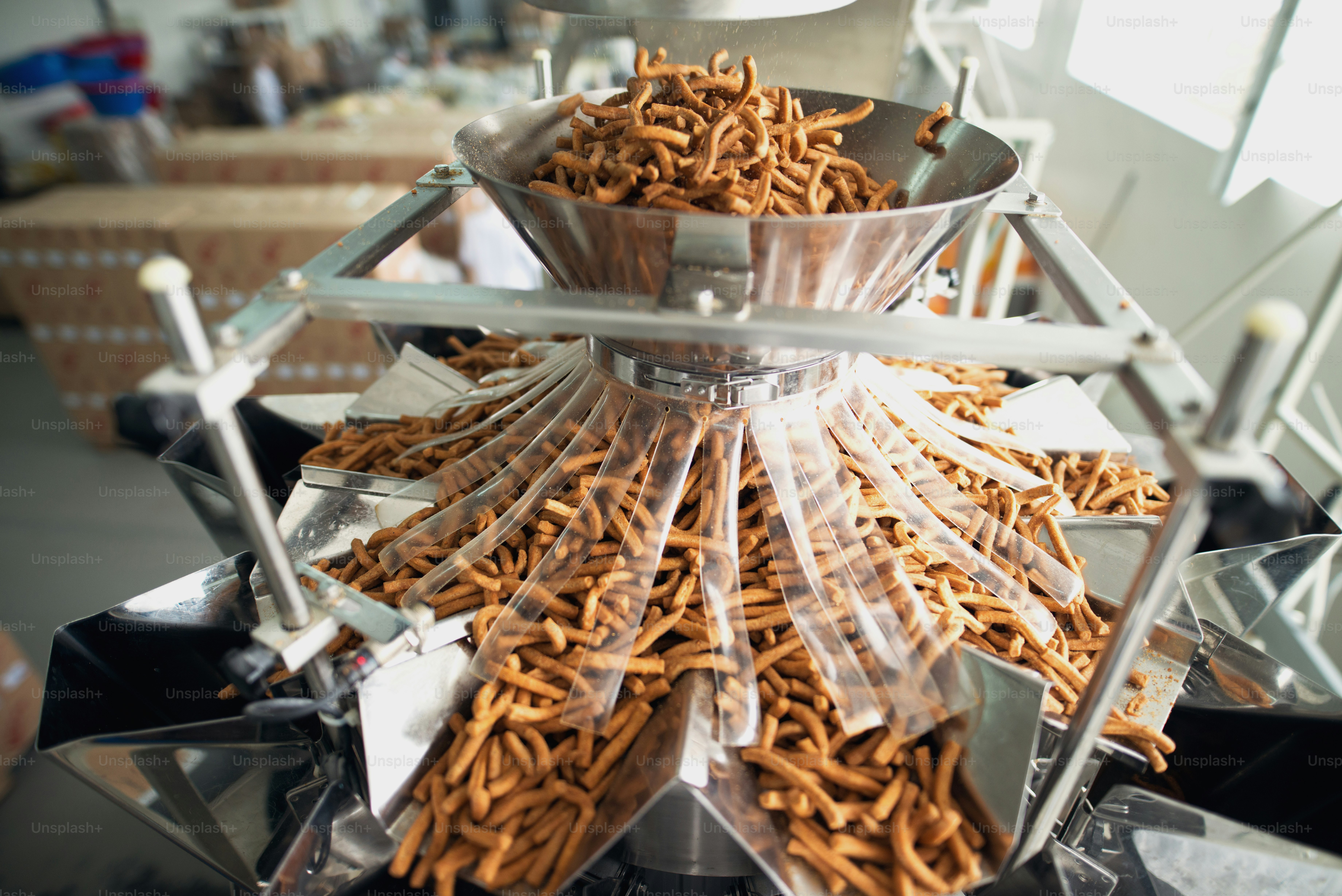 Primer plano de bocadillos salados en la línea de producción de factor alimenticio.